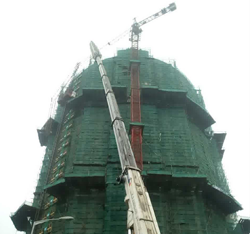婺城吊车在工地上作业